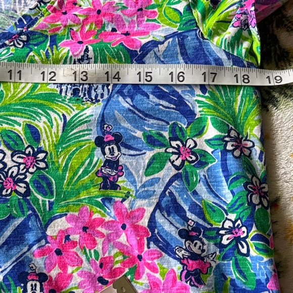 Lilly Pulitzer Disney Parks short sleeve Vibrant Floral V-Neck Tee Minnie,Daisy - Picture 8 of 9